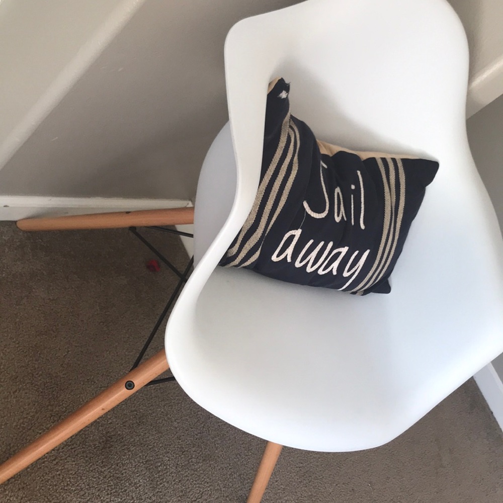 White chair - Picture 3 of 3